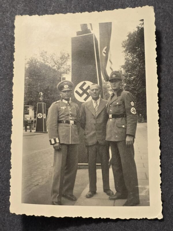 20260621_155448.jpg RAD + Wehrmacht pose w Swastika Flan NSDAP Eagle Monuments WW2 German Third Reich Era Photo
