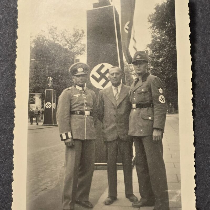 20260621_155448.jpg RAD + Wehrmacht pose w Swastika Flan NSDAP Eagle Monuments WW2 German Third Reich Era Photo