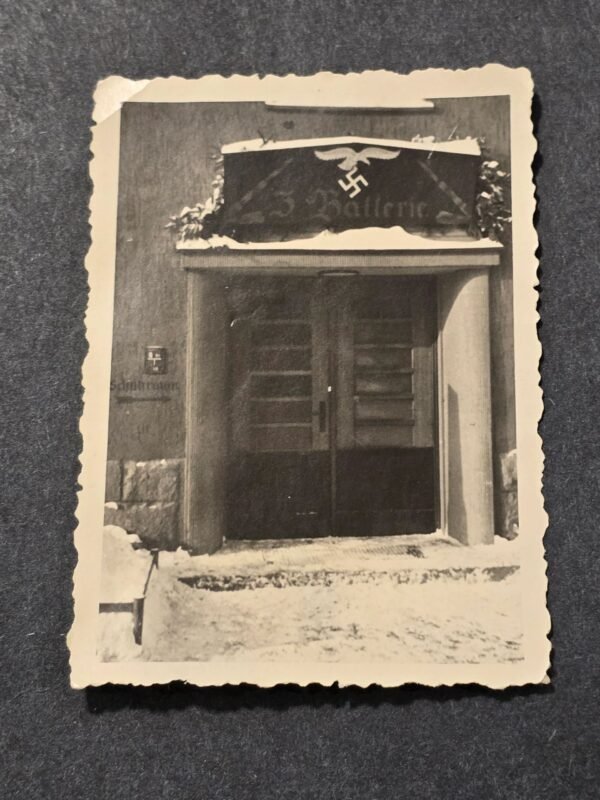 20260621_155717.jpg Original WWII Luftwaffe 3. Swastika Eagle Batterie Barracks Entrance Photo Flak Unit Sign German Photo