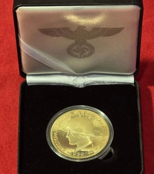 ccc1.jpg WWII German Panzer Division Gold Medallion 4. Kompanie 1939/40 Boxed
