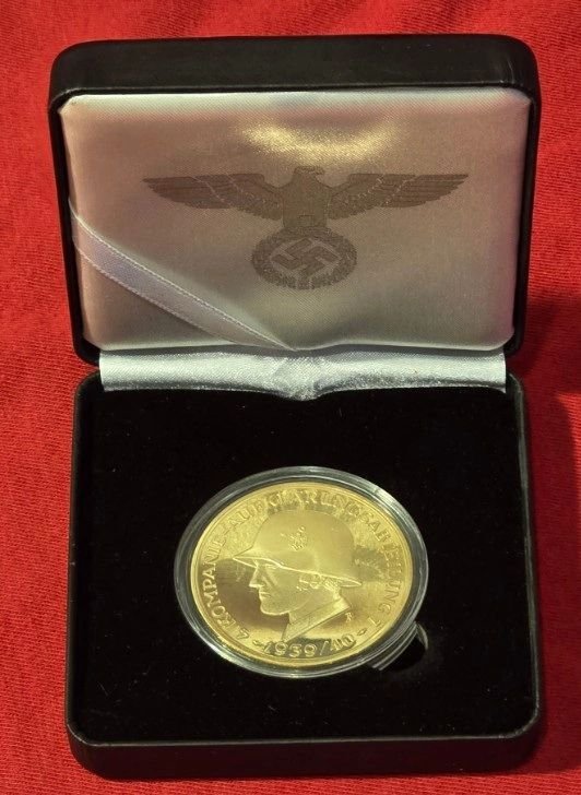 ccc1.jpg WWII German Panzer Division Gold Medallion 4. Kompanie 1939/40 Boxed