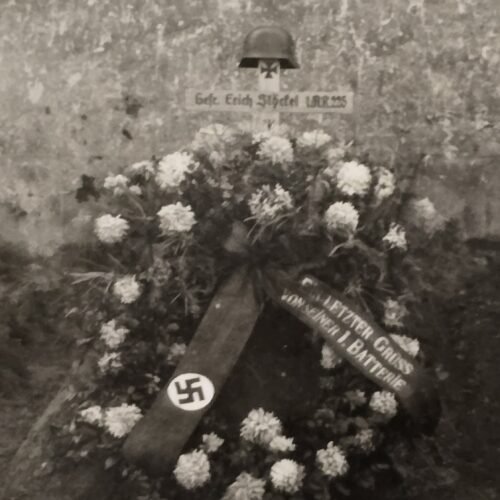 20260809_160618 Original WWII German KIA Steel Helmet Soldier Grave Photo Swastika Wreath 1. Batterie