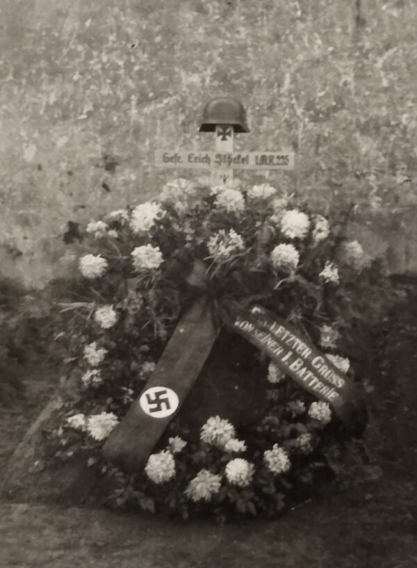 20260809_160618 Original WWII German KIA Steel Helmet Soldier Grave Photo Swastika Wreath 1. Batterie