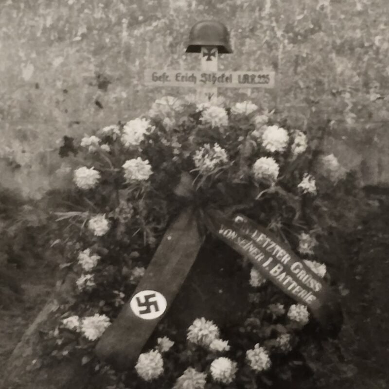 20260809_160618 Original WWII German KIA Steel Helmet Soldier Grave Photo Swastika Wreath 1. Batterie