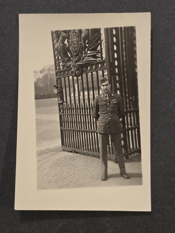WW2 US Soldiers Photo at the gates of Buckingham Palace London England