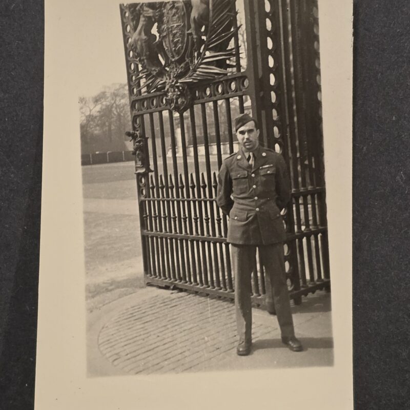 20260924_133943 WW2 US Soldiers Photo at the gates of Buckingham Palace London England