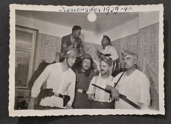 20260924_135246 Kameraden 1939-40 WWII German Wehrmacht Military Soldiers Barracks Photo