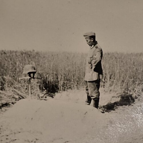 20260928_170322 KIA STEEL HELMET ATOP GRAVE Wehrmacht Soldier Comrade Pays Respects WW2 German War Military Photo