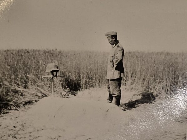 20260928_170322 KIA STEEL HELMET ATOP GRAVE Wehrmacht Soldier Comrade Pays Respects WW2 German War Military Photo