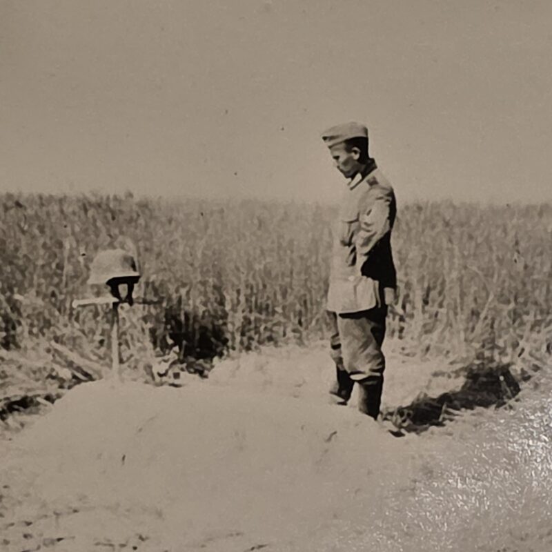 KIA STEEL HELMET ATOP GRAVE Wehrmacht Soldier Comrade Pays Respects WW2 German War Military Photo