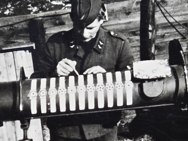 lw3 WOW! LUFTWAFFE SOLDIER PAINTS KILLS ON FLAK CANON WW2 WWII German Military photo