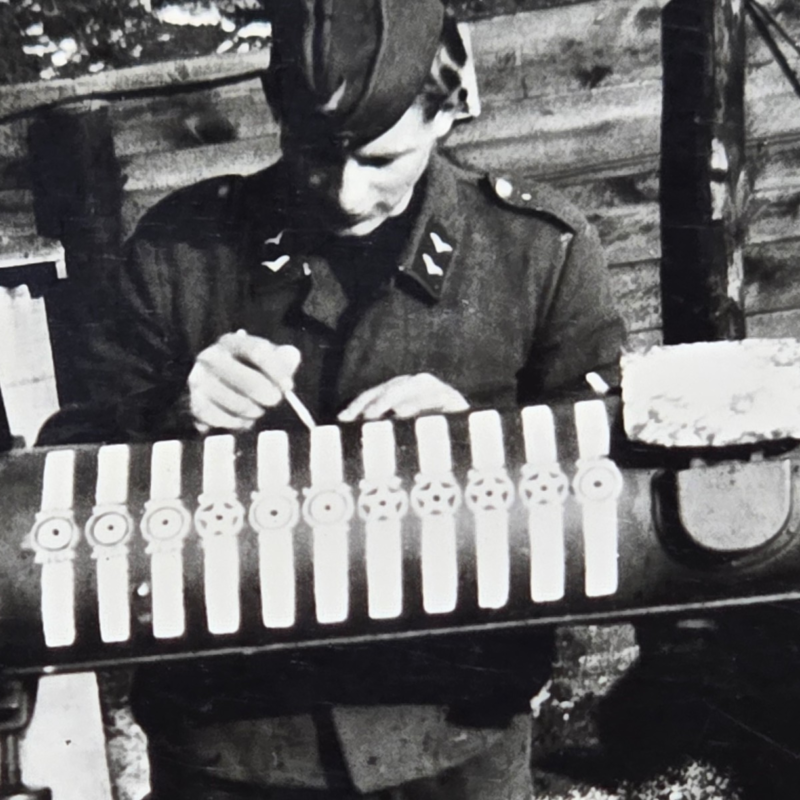 WOW! LUFTWAFFE SOLDIER PAINTS KILLS ON FLAK CANON WW2 WWII German Military photo